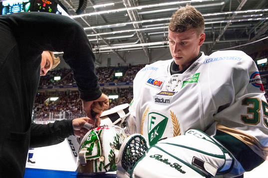 Färjestads målvakt Fredrik Pettersson-Wentzel fick ett