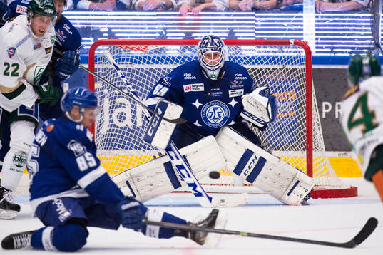 Leksands målvakt Oscar Alsenfelt inväntar skott från