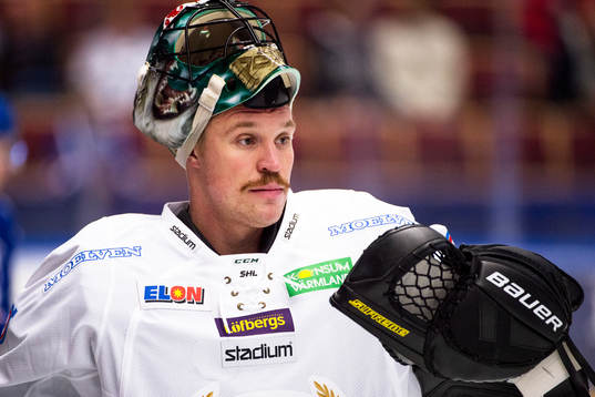 Färjestads målvakt Justin Pogge på uppvärmingen före
