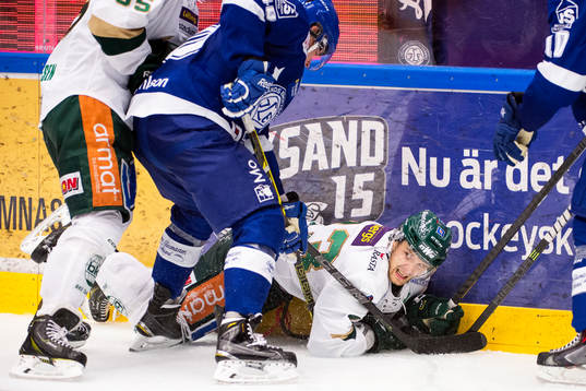 Färjestads Anton Grundel hamnar på isen