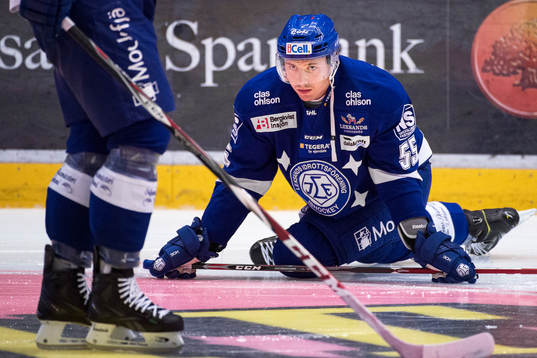 Leksands Robin Jacobsson värmer upp före ishockeymatchen