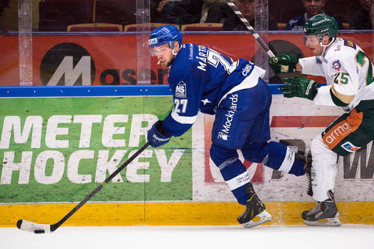 Leksands Viktor Mårtensson blir jagad av Färjestads Anton