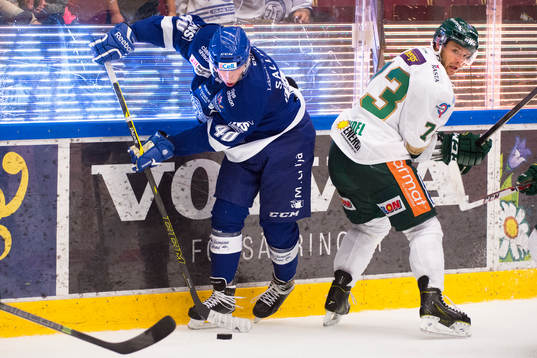 Leksands Tomi Sallinen tar sig förbi Färjestads Anton