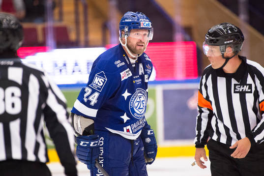 Leksands Jonas Frögren i samtal med domarna
