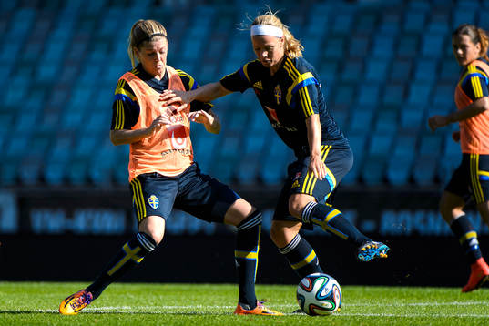 Olivia Schough och Sara Thunebro i närkamp