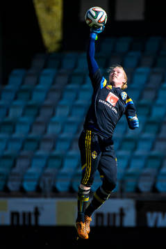 Målvakt Hedvig Lindahl sträcker sig
