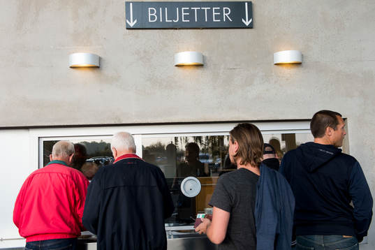 Besökare köper biljetter