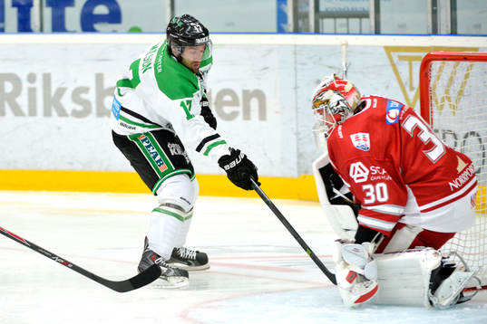Rögles Taylor Matson mot Timrås målvakt Mika Norja