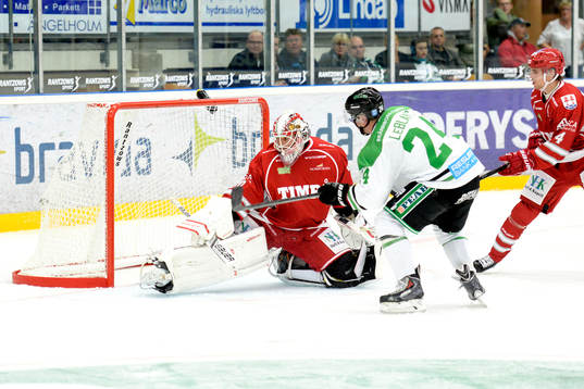 Rögles Peter LeBlanc gör 1-2 bakom Timrås målvakt Mika