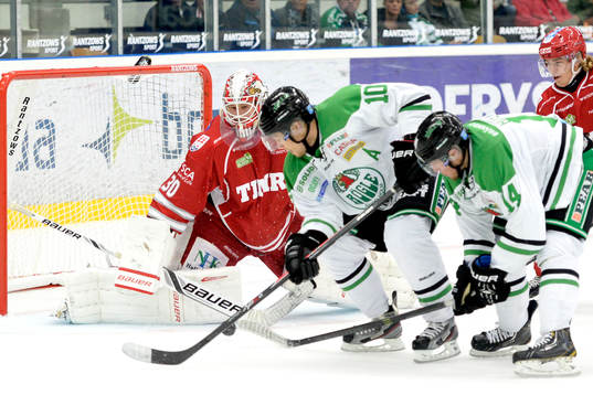 Rögles Viktor Lindgren och Justin Bostrom  oroar framför