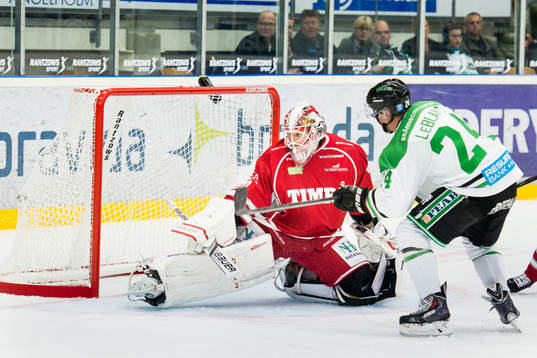 Rögles Peter LeBlanc gör 1-2 bakom Timrås målvakt Mika