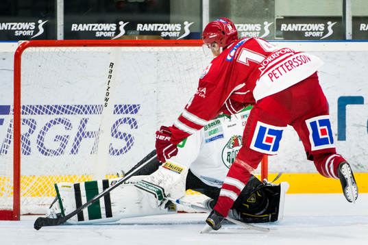 Timrås Emil Pettersson missar en straff mot Rögles