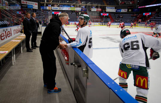 Frölundas Erik Gustafsson med ispåse på handen