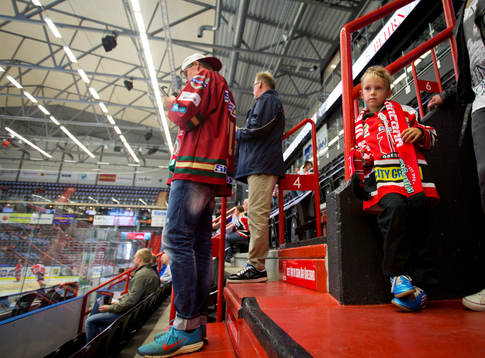 Örebrosupporter innan ishockeymatchen i SHL mellan Örebro