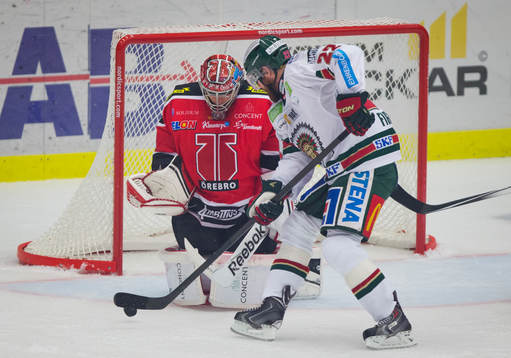 Frölundas Robin Figren mot Örebros målvakt Julius Hudacek