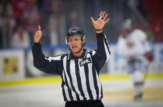 Assisterande domaren visar att Frölunda var 6 spelare på