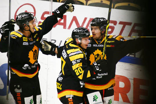 Skellefteås Axel Holmström jublar med Erik FOrsell och