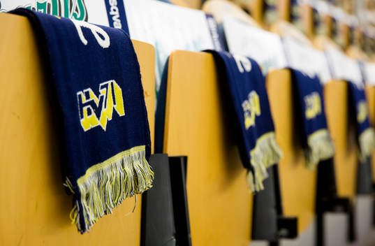 Halsdukar utlagda på sittplats