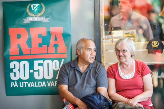 Supportrar väntar i foajén innan ishockeymatchen i SHL