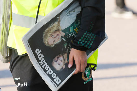 Tidningsutdelning utanför arenan innan ishockeymatchen i