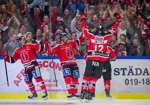 Örebros Martin Johansson gör 1-1 och jublar med Derek