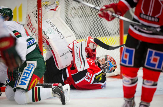 Örebros målvakt Julius Hudacek ligger på rygg