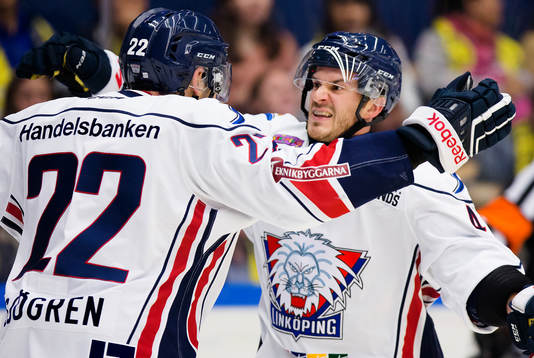 Linköpings Mattias Sjögren och Chad Kolarik jublar