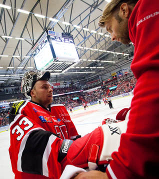 Örebros målvakt Julius Hudacek och materialhanterare Emil