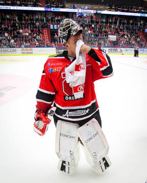 Örebros målvakt Julius Hudacek deppar