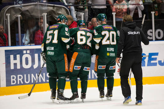 Färjestads  Christoffer Forsberg fick en smäll i huvudet