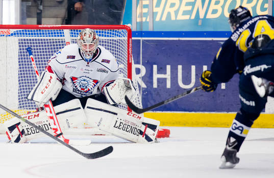 Linköpings målvakt Marcus Högberg släpper in skott