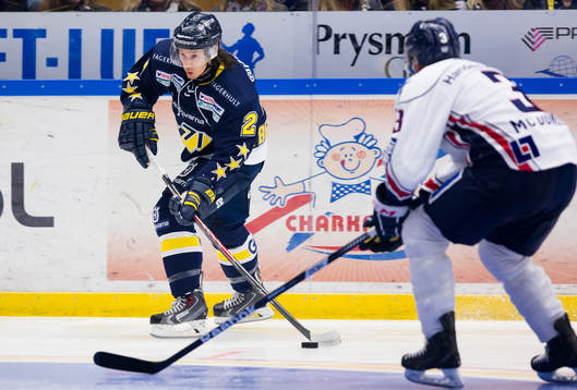 s Kristofer Berglund mot Linköpings Kent McDonell