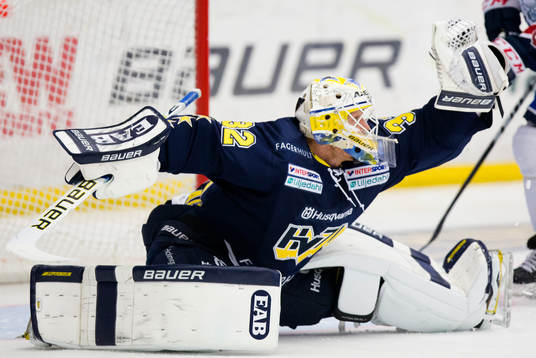 s målvakt Gustaf Wesslau plockar pucken