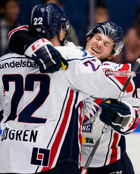 Linköpings Mattias Sjögren och Chad Kolarik jublar