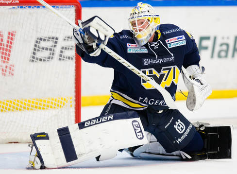 s målvakt Gustaf Wesslau släpper in skott till 1-3
