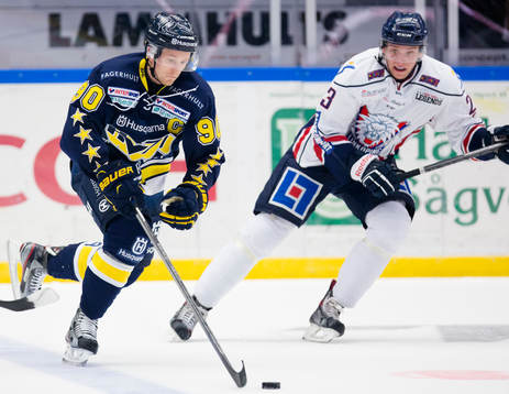 s Ted Brithén med pucken mo Linköpings Carl Dahlström
