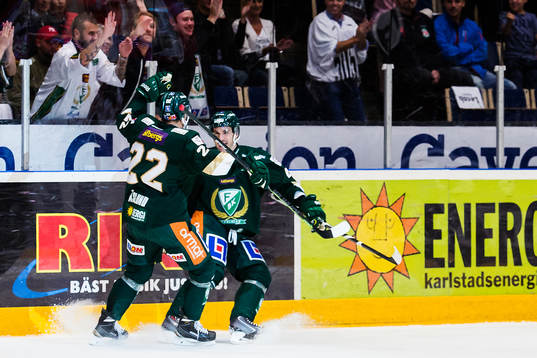 Färjestads Niklas Arell (th) gör 1-0 och jublar med Per