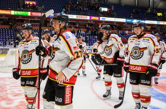 Luleås spelare med Daniel Zaar på väg ut