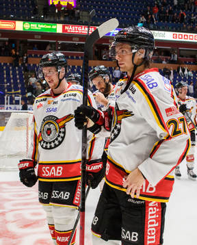 Luleås spelare med Daniel Zaar på väg ut