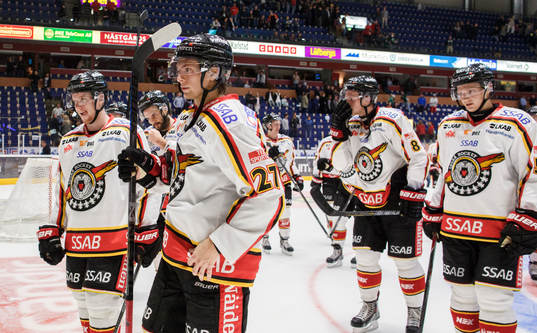 Luleås spelare med Daniel Zaar på väg ut