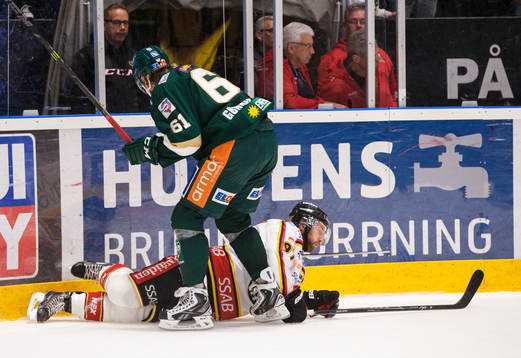 Färjestads Daniel Gunnarsson tittar på Luleås Per Ledin