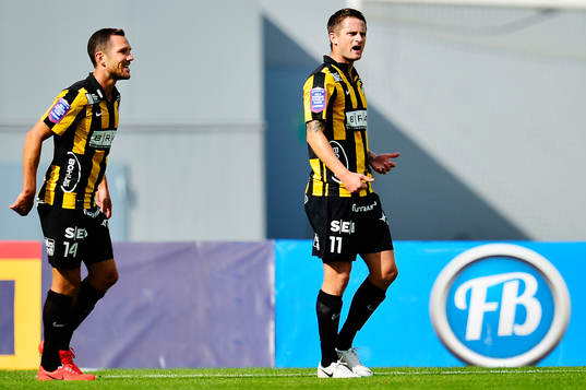 Häckens Gunnar Heidar Torvaldsson (th) gör 2-1 och