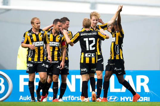Häcken och Samuel Gustafson jublar