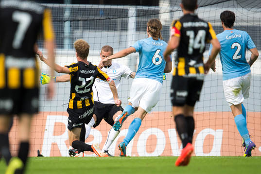 Häckens Samuel Gustafson gör 3-1 bakom Malmö FFs