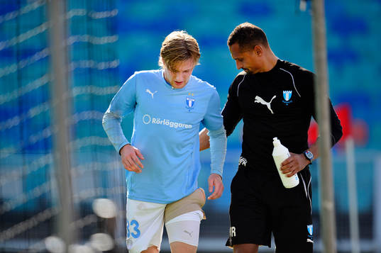 Malmö FFs Emil Forsberg går av planen skadad