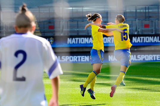 Sveriges Lina Nilsson jublar och kramas om av Therese