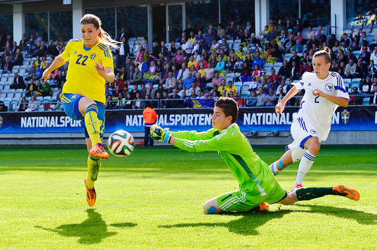 Sveriges Olivia Schough kommer fri framför Bosniens