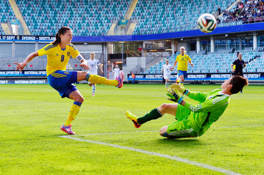 Sveriges Lotta Schelin kommer fri mot Bosniens målvakt