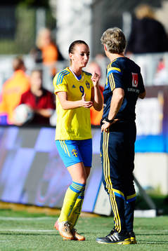 Sveriges Kosovare Asllani tackar förbundskapten Pia