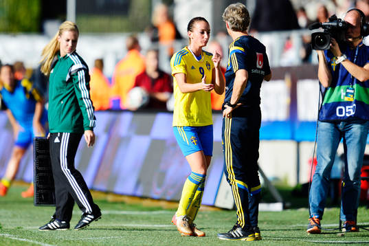 Sveriges Kosovare Asllani tackar förbundskapten Pia